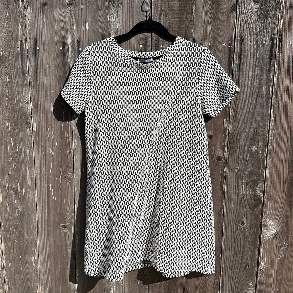 Zara black and white triangle shift dress (L).